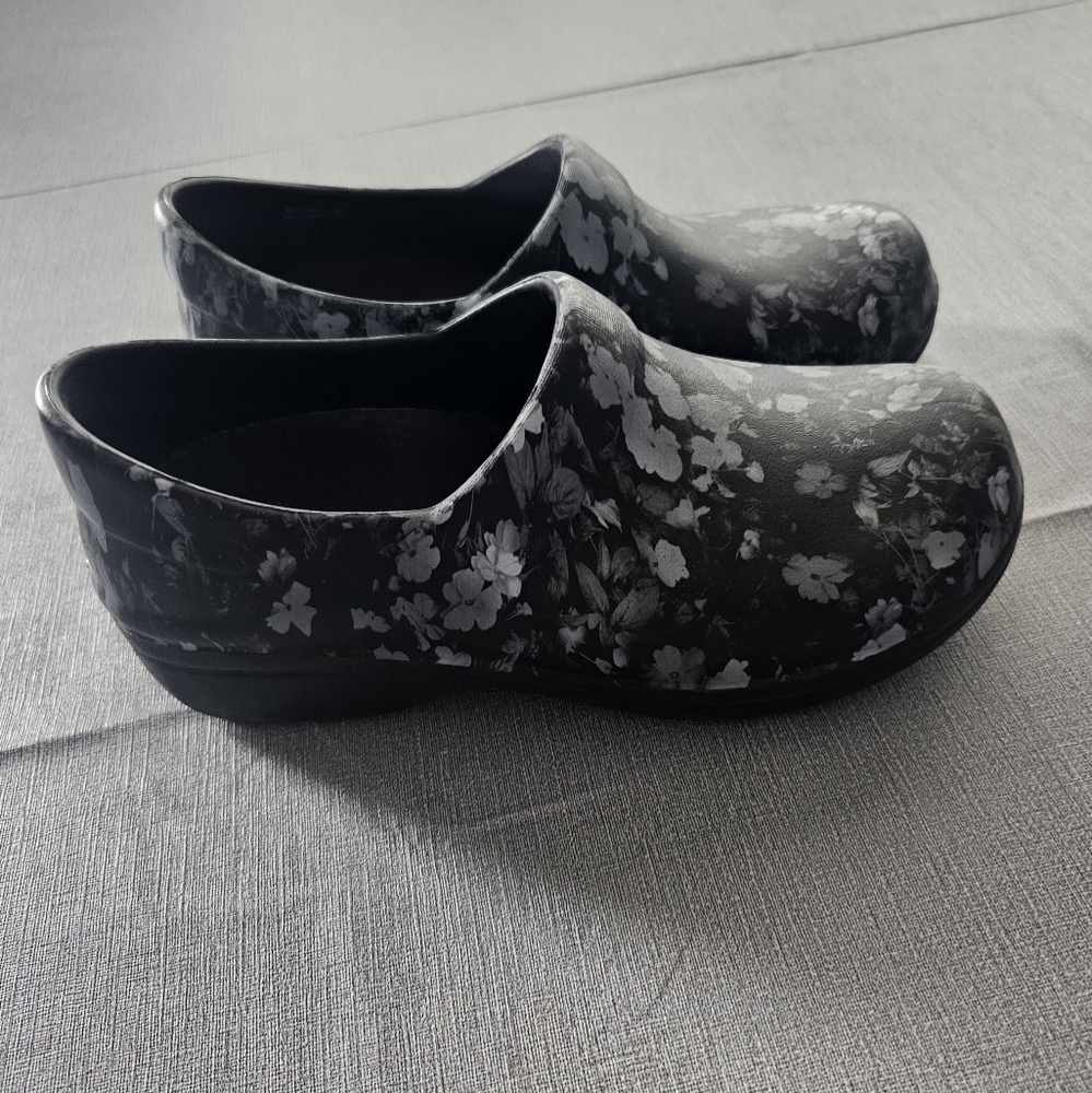 Crocs Neria Pro II Women's 6 Black Floral Slip On Shoes Clogs